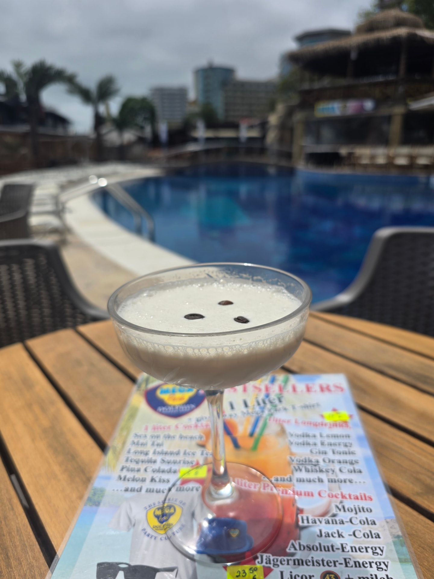 Cocktail am Pool mit Blick auf die Partymeile